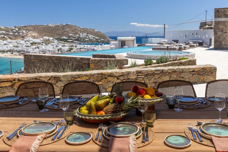 Villa outdoor dining area