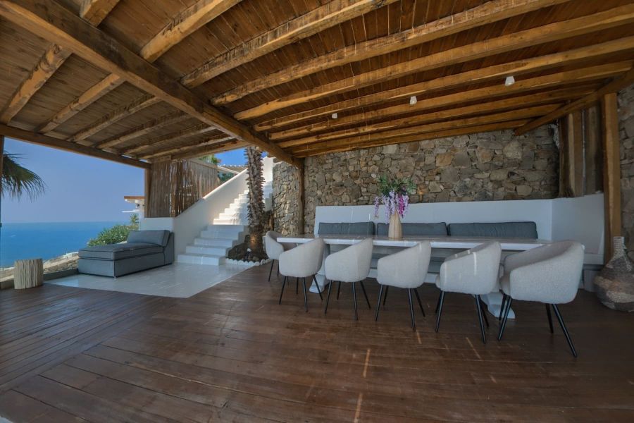 Villa outdoor dining area